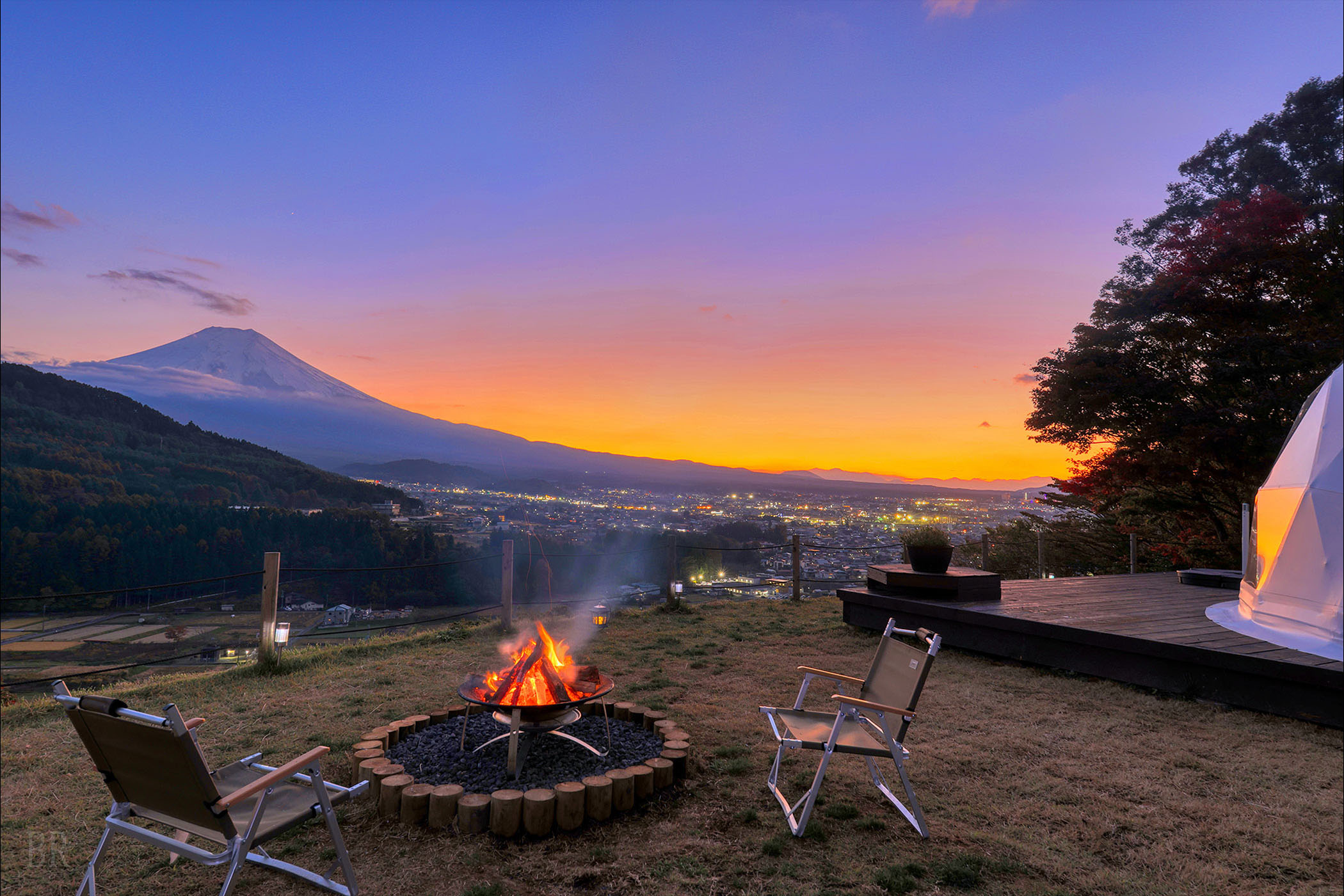 杓子山ゲートウェイキャンプから見える夕焼けに照らされた富士山と施設内で利用できる焚き火