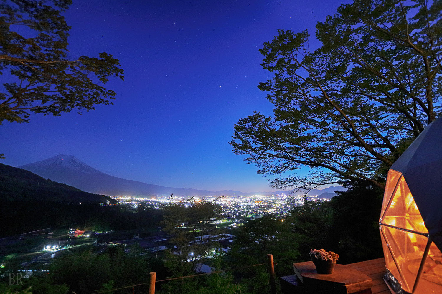 杓子山ゲートウェイキャンプから見える富士山と街の夜景