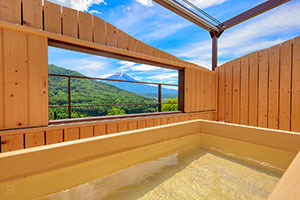 杓子山ゲートウェイキャンプの3名利用可能な貸切露天風呂「天空の湯」の湯舟と富士山