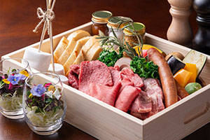 杓子山ゲートウェイキャンプで提供される甲州ワインビーフを使用したグランピングBBQ