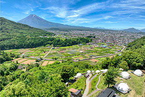 杓子山ゲートウェイキャンプと目の前に広がる富士山の絶景を上から見た景色