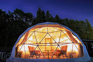 杓子山ゲートウェイキャンプの夜の外観と星空